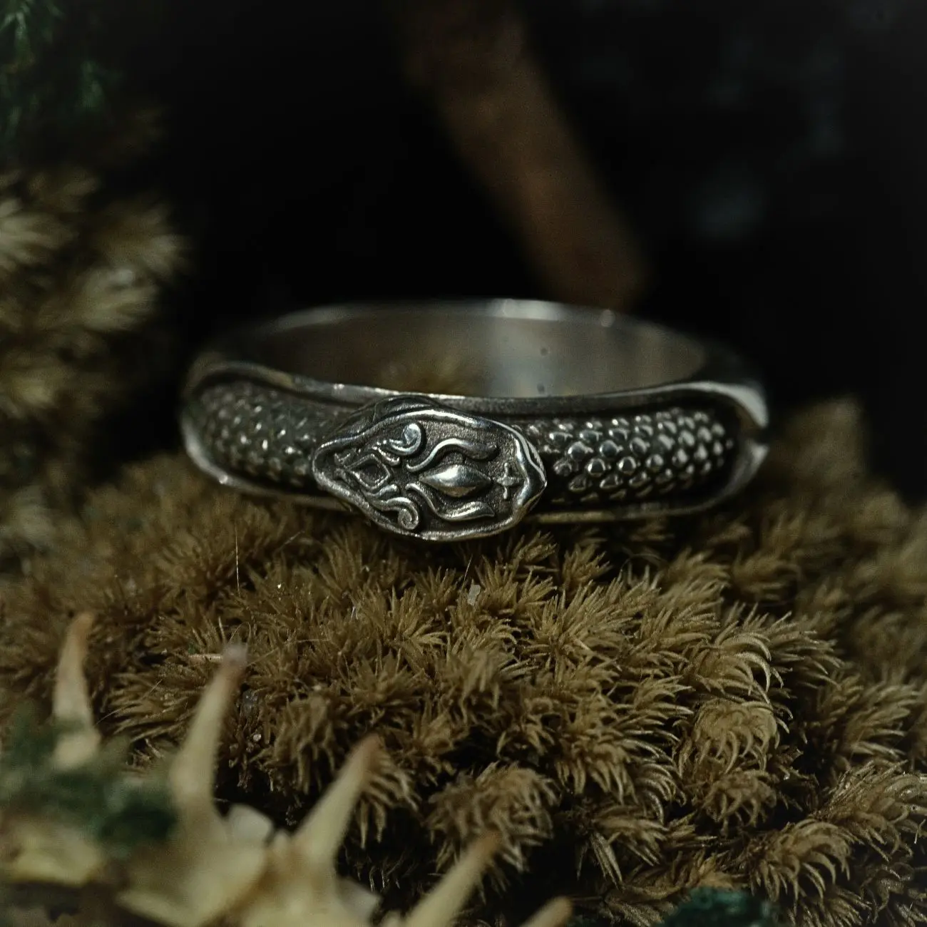 Nhẫn Bạc 925: Athanatos. 3 Nhẫn Bạc 925: Athanatos. Nhẫn bạc Athanatos: Biểu tượng ý chí bất diệt từ thần thoại Prometheus. Thiết kế rắn Ouroboros tinh xảo, đại diện cho sự tái sinh và sức mạnh nội tại bất khuất. Khám phá ngay tác phẩm nghệ thuật dành riêng cho những kẻ bản lĩnh.