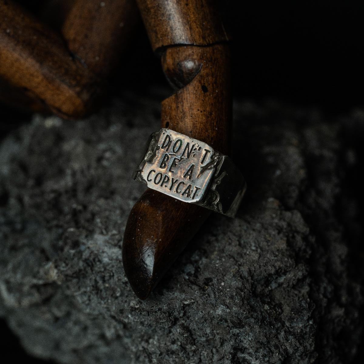 Nhẫn Bạc 925: "Đừng" 1 Nhẫn Bạc 925: "Đừng" Không chỉ là một chiếc nhẫn bạc, đây là lời tuyên ngôn mạnh mẽ về sự tự do và hành trình phá bỏ giới hạn.