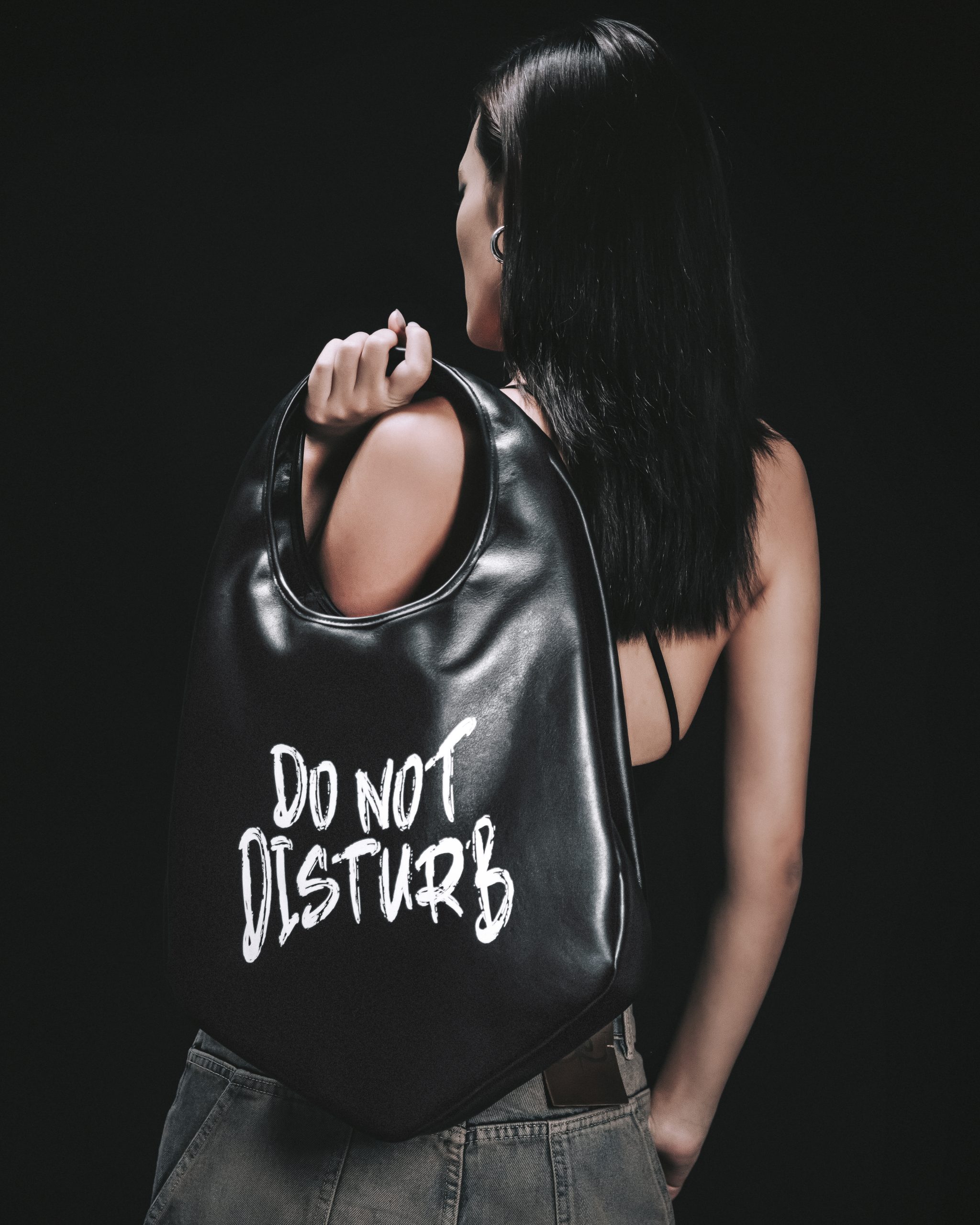 Túi Da Bò "DO NOT DISTURB" 1 Túi Da Bò "DO NOT DISTURB" Để đồng hành cùng một lối sống bản lĩnh, chất liệu là yếu tố tiên quyết. Pallas lựa chọn Túi Da Bò Thật – Vân Nappa cao cấp cho bộ sưu tập lần này.