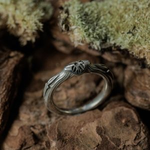 Adonis Ring 4 Adonis Ring Khám phá nhẫn bạc Adonis – tuyệt tác trang sức lấy cảm hứng từ những đường nét nguyên bản của thiên nhiên.