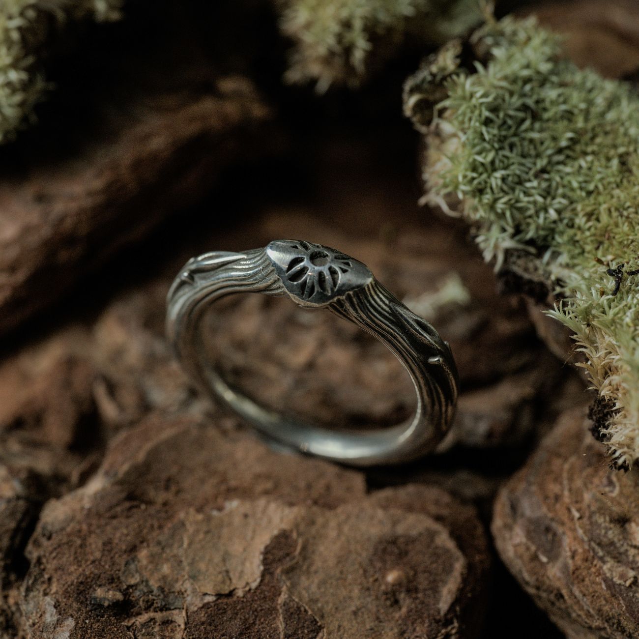 Adonis Ring 3 Adonis Ring Nhẫn bạc Adonis với họa tiết vân vỏ cây độc bản.