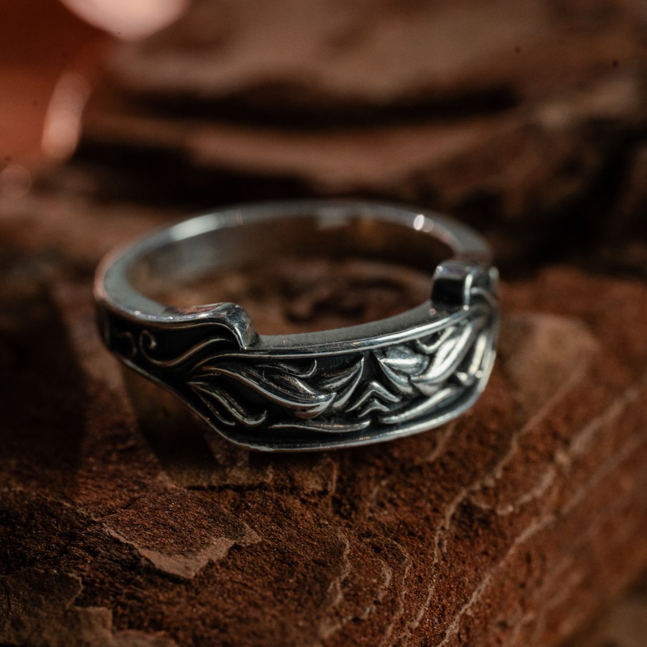 Nhẫn Bạc 925: Daphne 1 Nhẫn Bạc 925: Daphne Nhẫn bạc Daphne (Daphne Ring) không chỉ là một món phụ kiện, mà là một lời tuyên ngôn về bản sắc cá nhân.