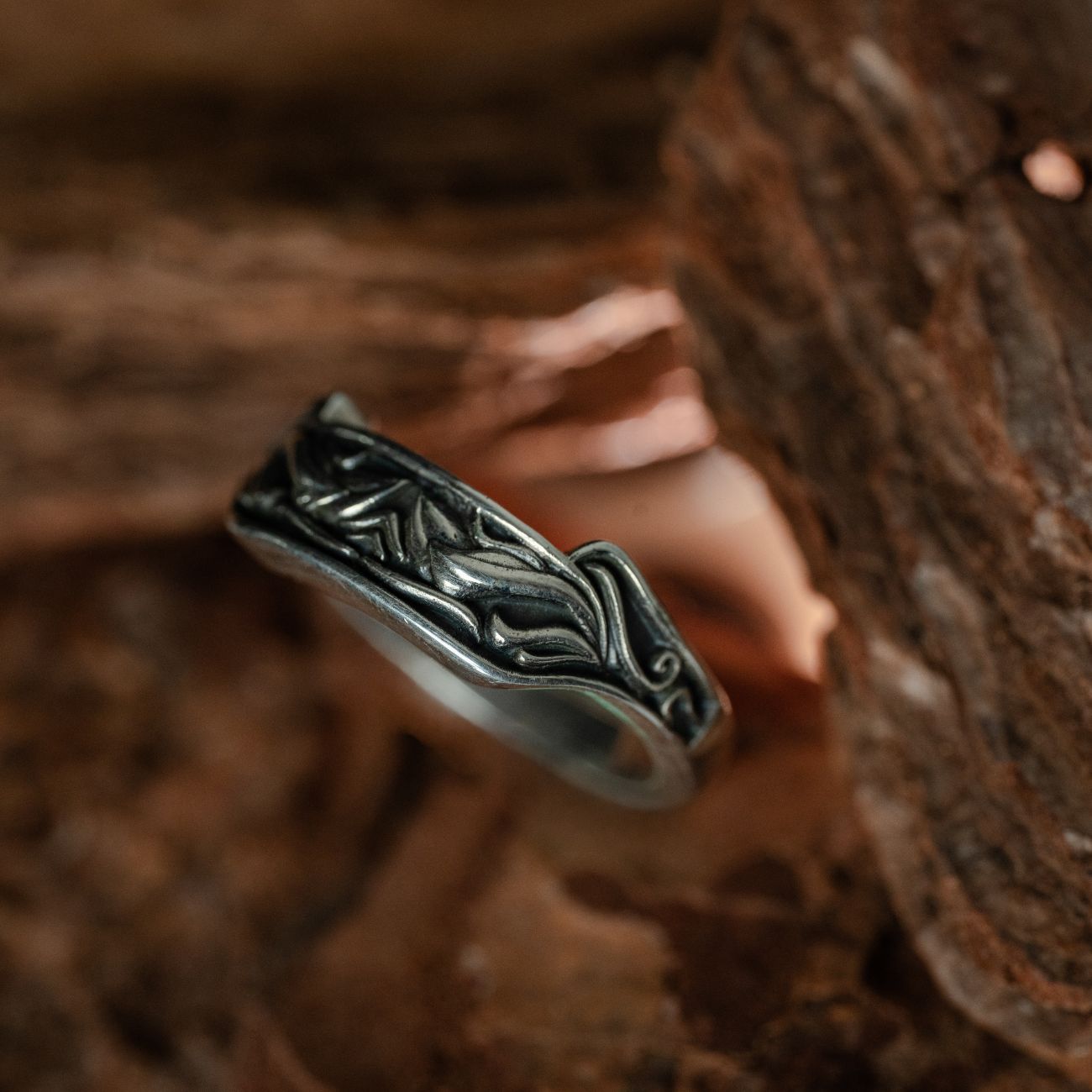 Nhẫn Bạc 925: Daphne 3 Nhẫn Bạc 925: Daphne Nhẫn bạc Daphne (Daphne Ring) không chỉ là một món phụ kiện, mà là một lời tuyên ngôn về bản sắc cá nhân.