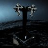 Khám phá khuyên tai bạc 925 Alata từ FAITH Collection. Thiết kế thập giá đôi cánh sang trọng, biểu tượng của ước mơ và sự kiên định. Mua ngay trang sức Pallas!