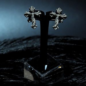 Khám phá khuyên tai bạc 925 Alata từ FAITH Collection. Thiết kế thập giá đôi cánh sang trọng, biểu tượng của ước mơ và sự kiên định. Mua ngay trang sức Pallas!