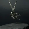 Phá vỡ mọi ranh giới cùng mặt dây chuyền bạc Bay. Thiết kế dành cho những tâm hồn tự do, dám để bản thể dẫn lối và vượt qua mọi định kiến để chạm tới ước mơ.