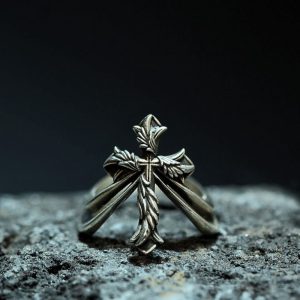 Sở hữu ngay nhẫn bạc ALATA từ FAITH Collection của Pallas. Thiết kế nhẫn thập giá đôi cánh tinh xảo, biểu tượng của ước mơ và sự kiên định. Xem ngay!
