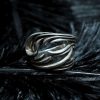 Khám phá Alea Ring – Mẫu nhẫn bạc cao cấp thuộc Faith Collection từ Pallas. Thiết kế thủ công tinh xảo, lấy cảm hứng từ đôi cánh đại bàng, khẳng định bản lĩnh cá nhân. Xem ngay!