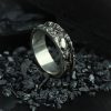 Nhẫn Bạc 925 Phlegethon ra đời dành riêng cho những tâm hồn kiên cường, những người mang trong mình ngọn lửa nội tại không bao giờ lụi tắt.