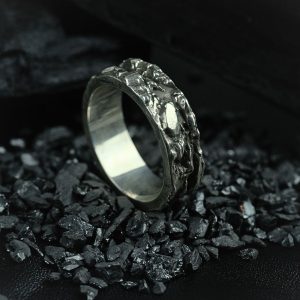 Nhẫn Bạc 925 Phlegethon ra đời dành riêng cho những tâm hồn kiên cường, những người mang trong mình ngọn lửa nội tại không bao giờ lụi tắt.