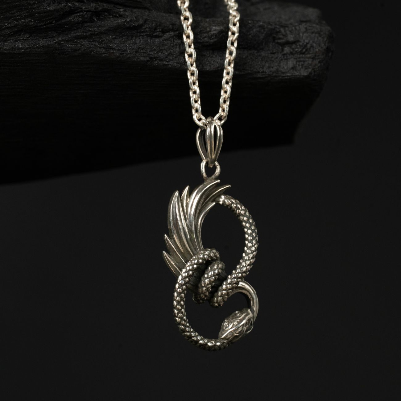 Mặt Dây Chuyền Bạc 925: Prometheus 1 Mặt Dây Chuyền Bạc 925: Prometheus Mặt dây chuyền bạc Prometheus từ Pallas chính là một bản hùng ca – nơi tôn vinh những tâm hồn can đảm, sự hy sinh và ý chí kiên cường.