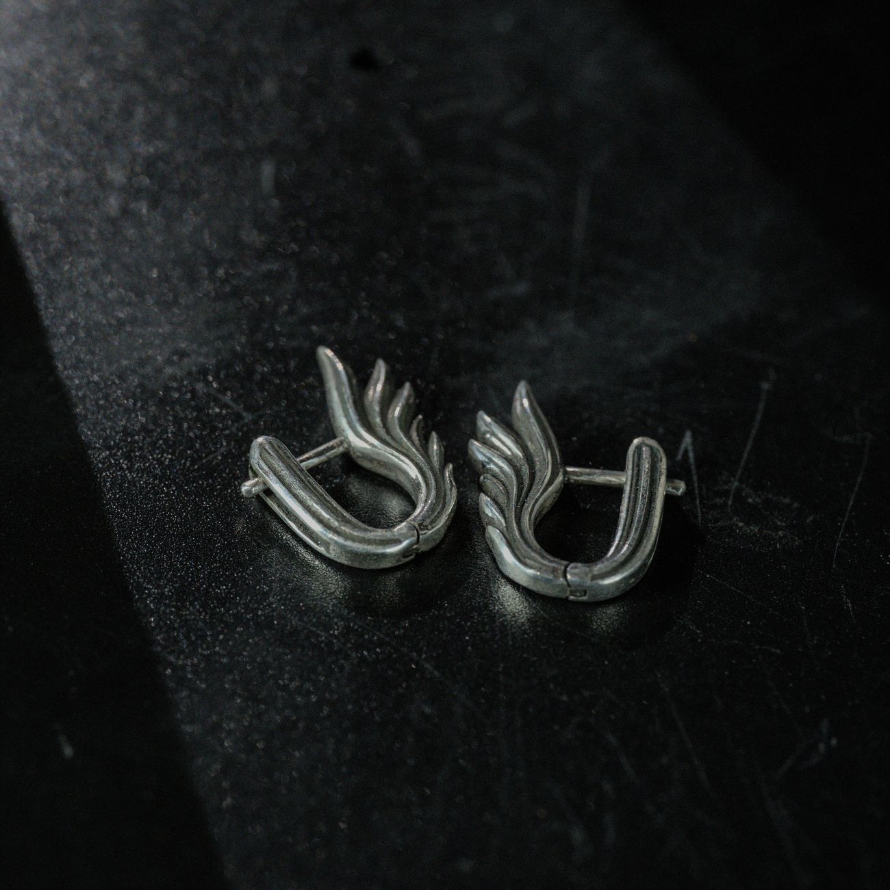 Khuyên Tai Bạc 925: Theos 2 Khuyên Tai Bạc 925: Theos Khuyên tai bạc Theos không đơn thuần là một món phụ kiện trang trí. Đây là một chế tác mang thông điệp về sự làm chủ và khẳng định vị thế.