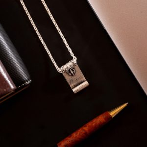 Mặt dây chuyền bạc "Vài Dòng Thư" với thiết kế lấy cảm hứng từ những lá thư cổ điển không chỉ là món trang sức tinh tế, mà còn là một vật phẩm đa năng đầy thú vị. Đây là câu trả lời cho câu hỏi: "Có bao giờ bạn tự gửi thư cho chính mình chưa?".