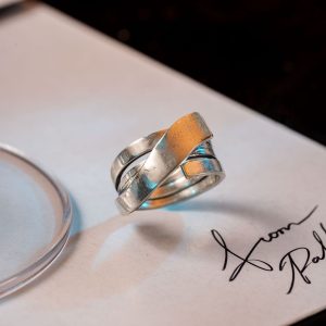 Nhẫn Bạc 925: "Vài Dòng Thư" - Quấn Vòng 3 Nhẫn Bạc 925: "Vài Dòng Thư" - Quấn Vòng Lấy cảm hứng từ những cuộn thư tay cổ điển, chiếc nhẫn bạc 925